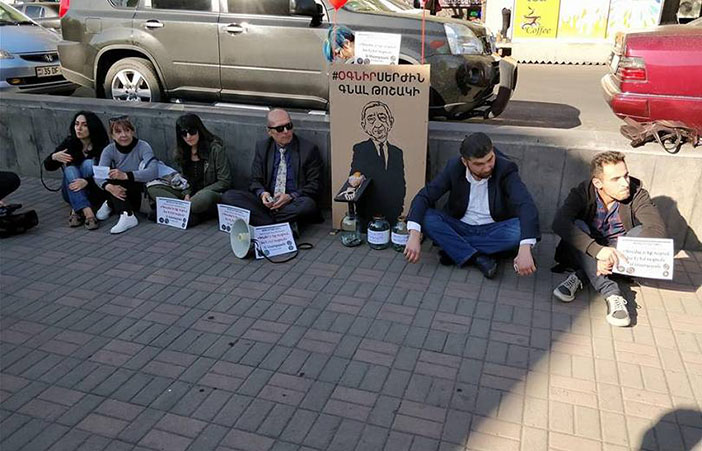 İki Sarkisyan’a da protestolar sürüyor